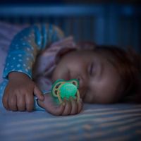 Соска-пустышка силиконовая ортодонтическая с футляром 0-6 мес. Ultra Air night Philips Avent (SCF377/01) миниатюра фото №3