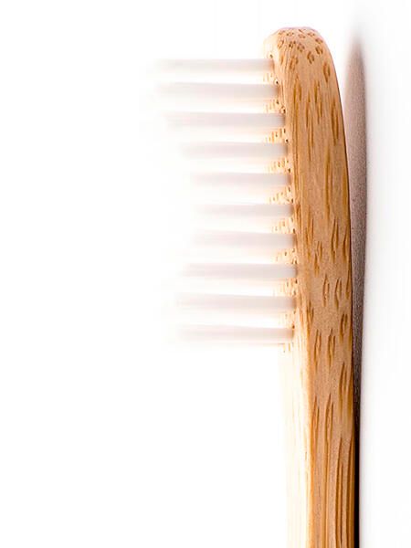 Щетка зубная взрослая из бамбука белаямягкая brush Humble CO. фото №2