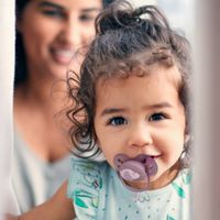 Соска-пустышка силиконовая ортодонтическая с футляром 6-18 мес. Ultra Soft Philips Avent (SCF092/05) миниатюра фото №5