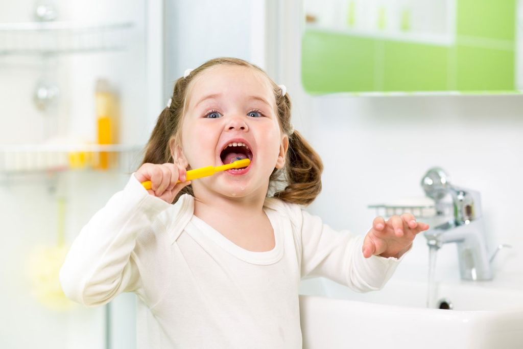 Детские зубы: уход и лечение